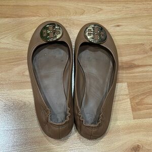 Elegant Brown Leather Flats with Signature Emblem